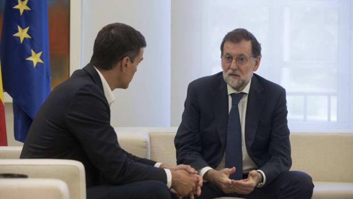 Pedro Sánchez y Mariano Rajoy, en el Palacio de La Moncloa