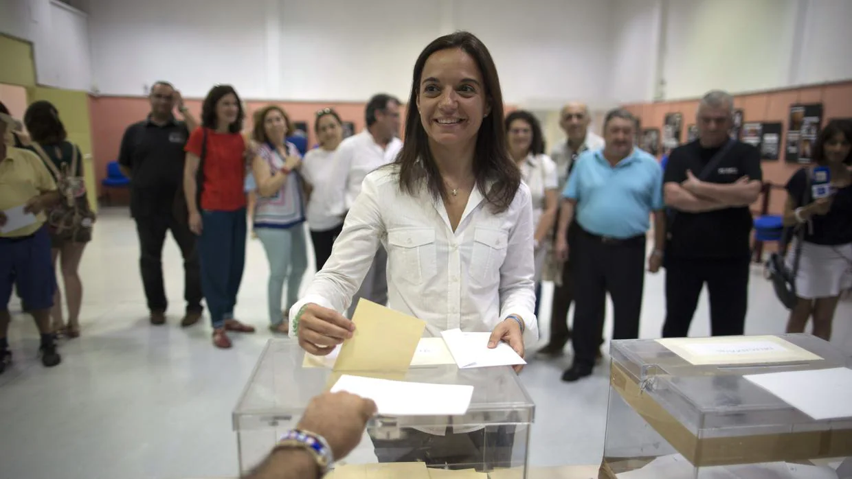 Sara Hernández, votando en la agrupación socialista de Getafe