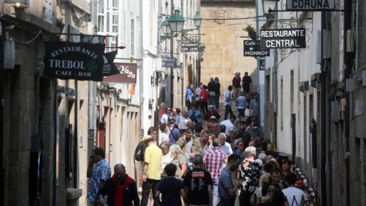 Turistas en la zona vieja de Santiago de Compostela