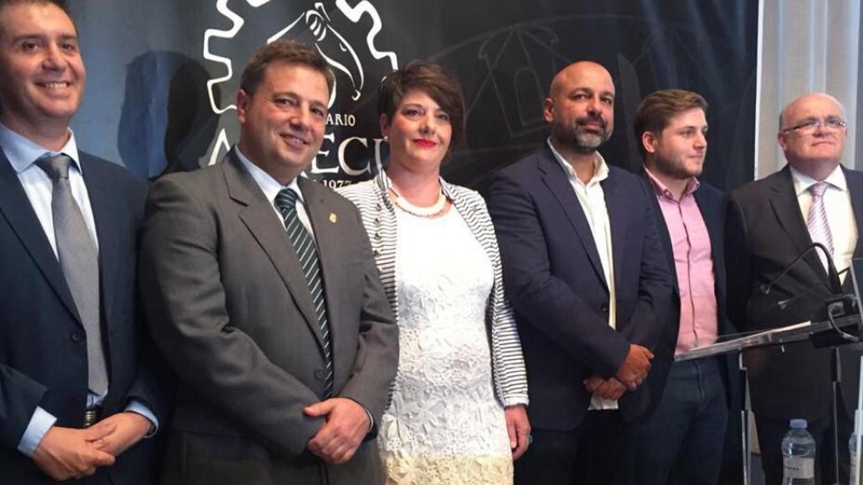 Representantes del Gobierno regional, el alcalde de Albacete y Pilar Jiménez, ayer en la feria