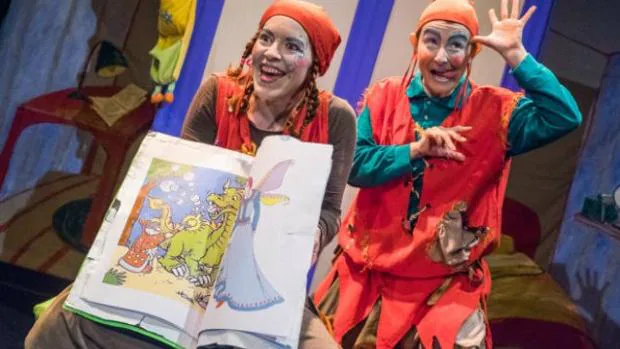 Marionetas y disfraces trasladan a los más pequeños al mundo de los Grimm