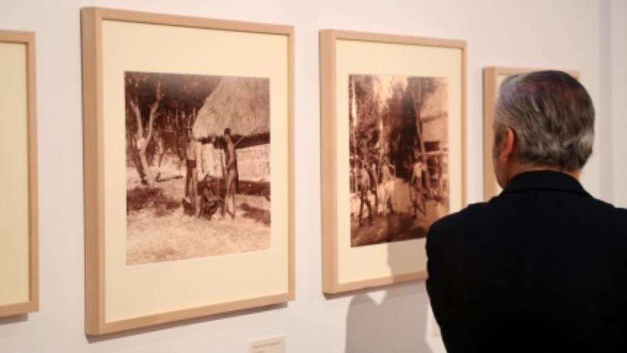 Un hombre observa las fotografías expuestas en «Cuando Filipinas estuvo en el Retiro»