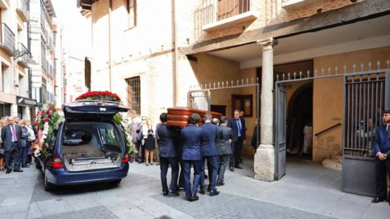 Los hijos y amigos portan el féretro hasta el interior de la iglesia