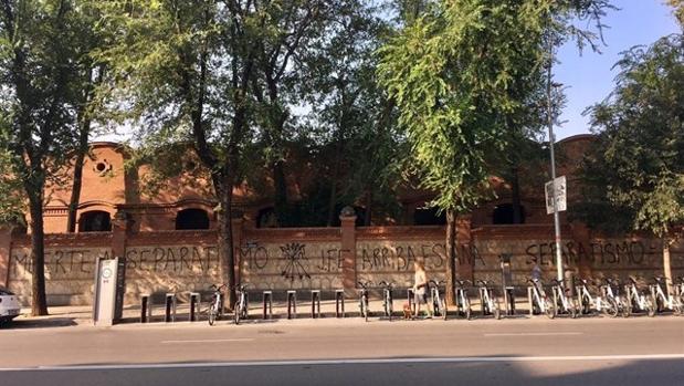 Pintadas falangistas en Matadero contra el acto en apoyo al referéndum catalán: «Muerte al separatismo»