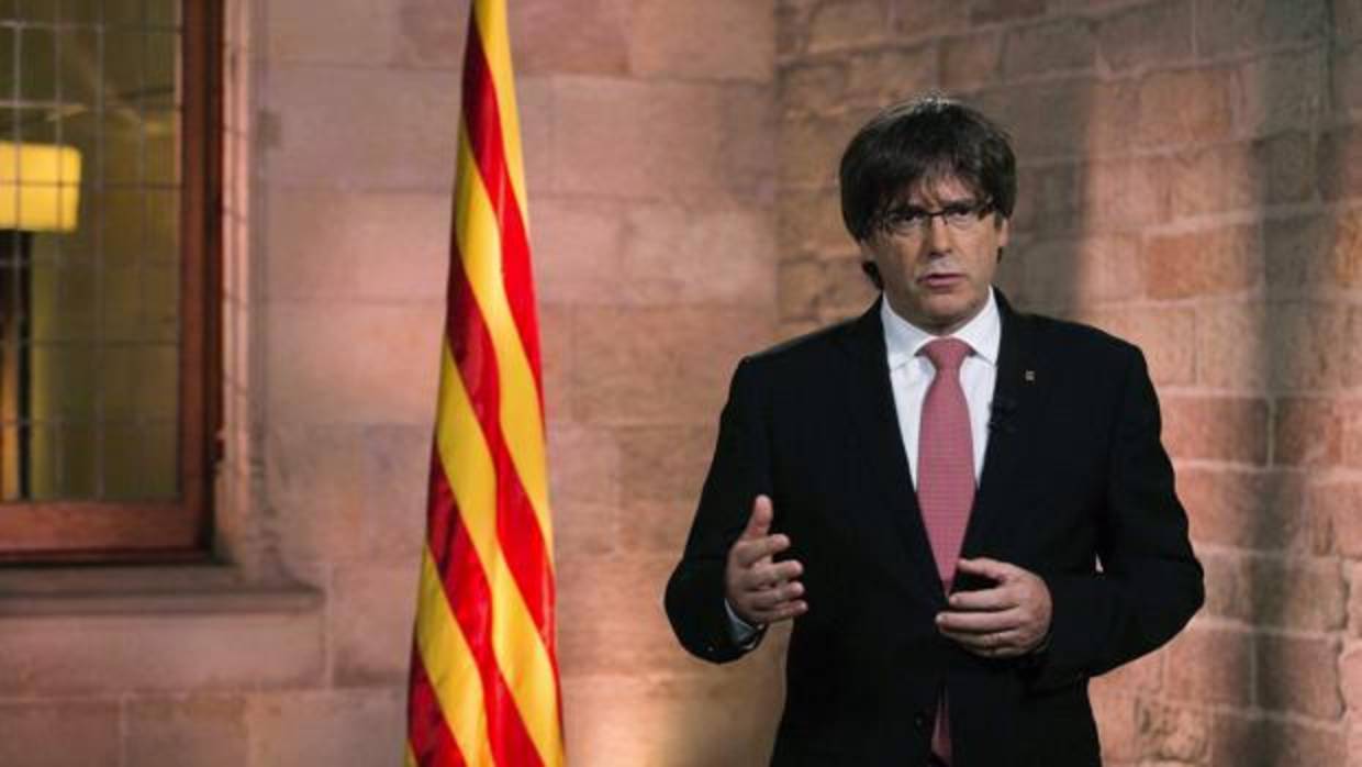 Fotografía facilitada por la Generalitat de Cataluña del presidente Carles Puigdemont durante la realización del tradicional mensaje institucional