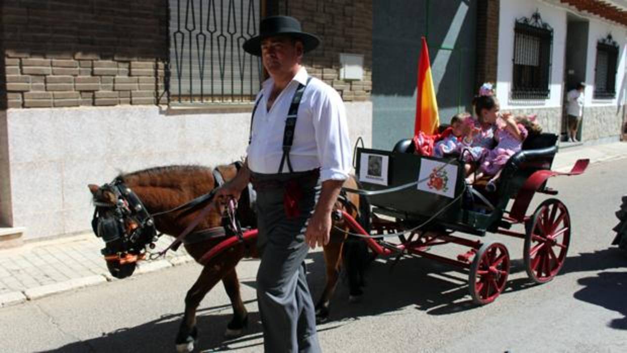 Uno de los carros, tirado por un pony participante en el desfile