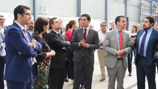 Emiliano García-Page durante su visita a la planta Clamber de Puertollano
