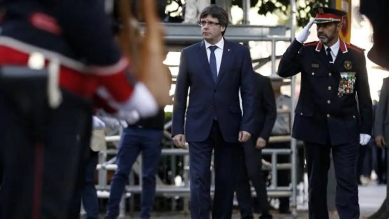 Carles Puigdemont, junto al mayor de los Mossos, Josep Lluis Trapero