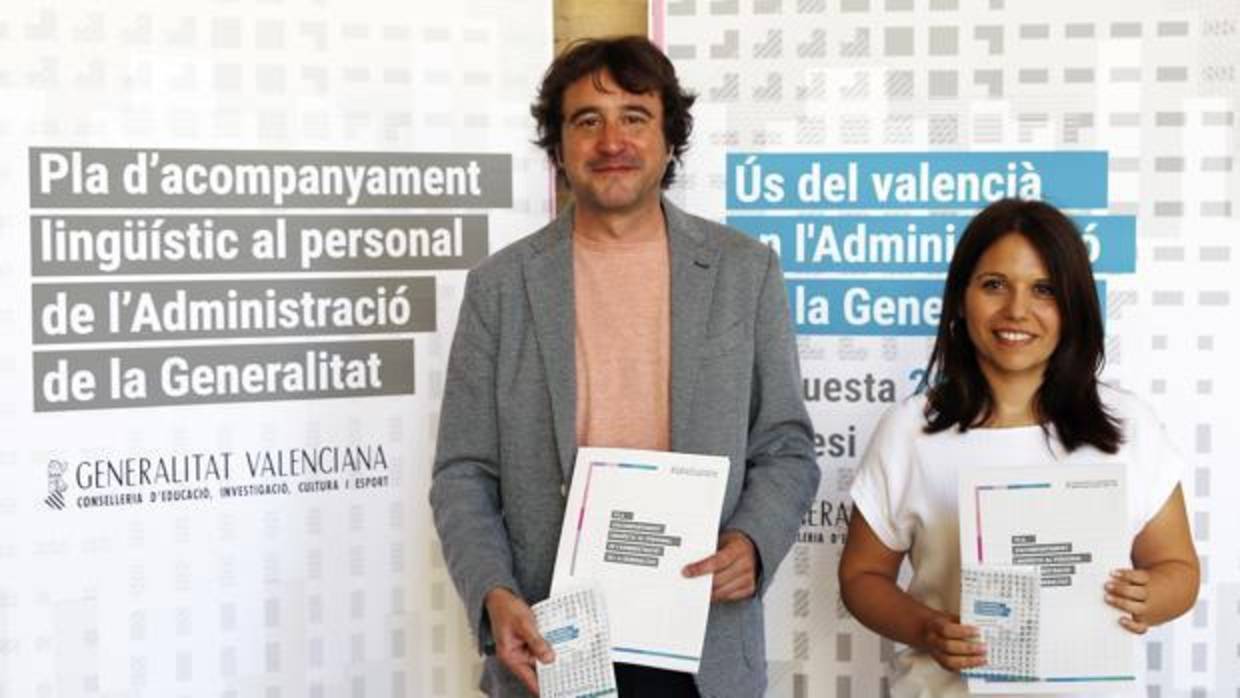 Imatge de Rubén Trenzano, director de Política Lingüística, i Eva Coscollà, directora general de Funció Pública, en la presentació de l'enquesta d'ús del valencià a la Administració en maig