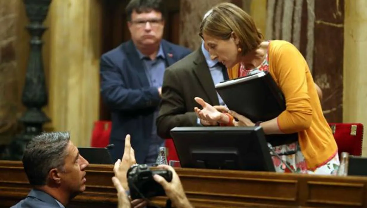 Forcadell habla con García-Abiol en el Parlament