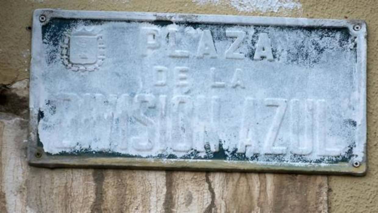 Imagen de la placa de la plaza de la División Azul de Alicante manchada con pintura