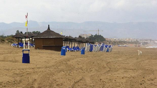 Suspenden la búsqueda de la mujer que desapareció en la playa de Oliva tras dos días de rastreo