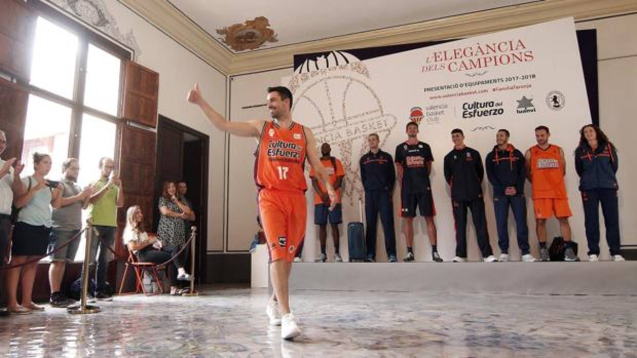 El jugador del Valencia Basket, Rafa Martinez, durante la presentación de sus equipajes para esta nueva temporada