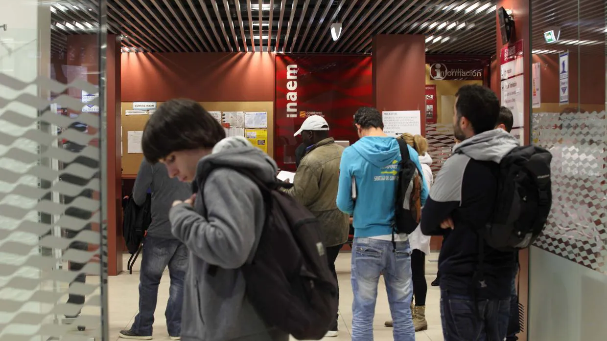 Jóvenes en paro aguardan turno en una Oficina de Empleo de Aragón