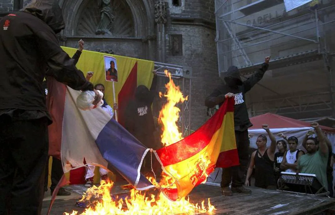 Quema de las banderas española y francesa durante una movilización convocada por la ANC en Cataluña