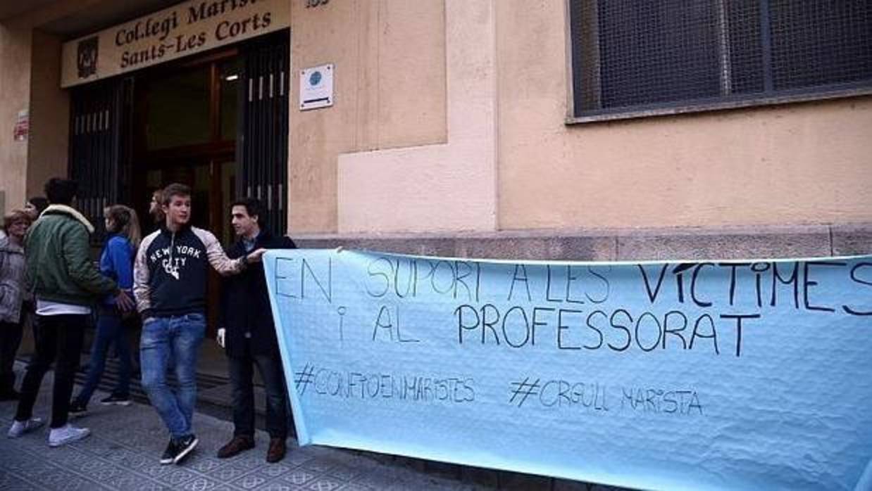 Una protesta contra los abusos, hace más de un año, a las puertas del centro