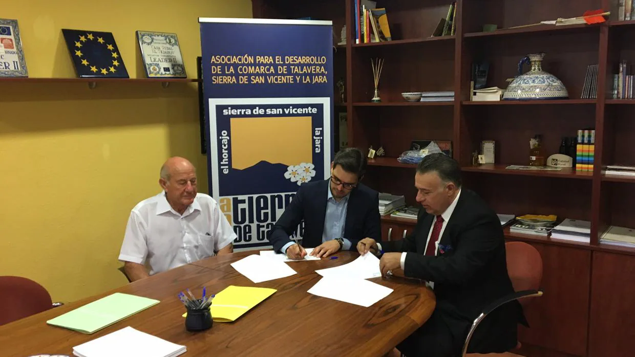Un momento de la firma con el alcalde de El Real de San Vicente, Jorge Luis Martín