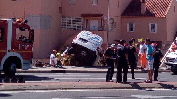 Un conductor resulta herido al quedar colgando su furgoneta de un puente en Benidorm