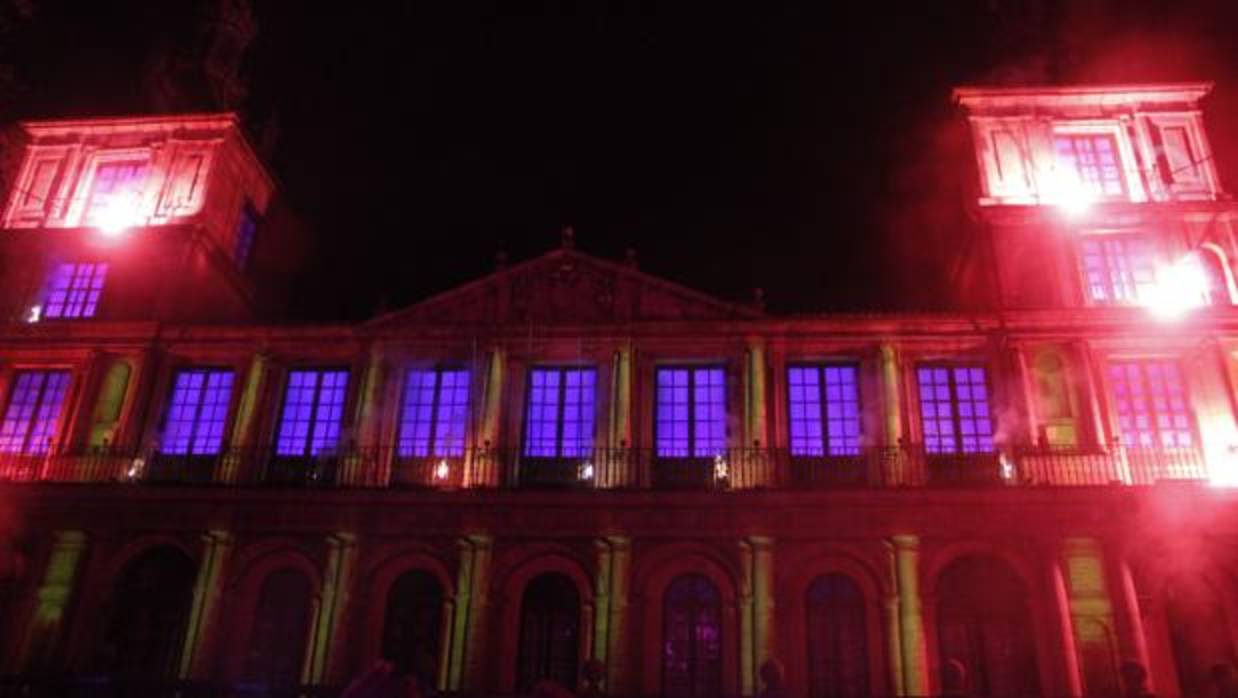 Fachada iluminada del edificio del ayuntamiento