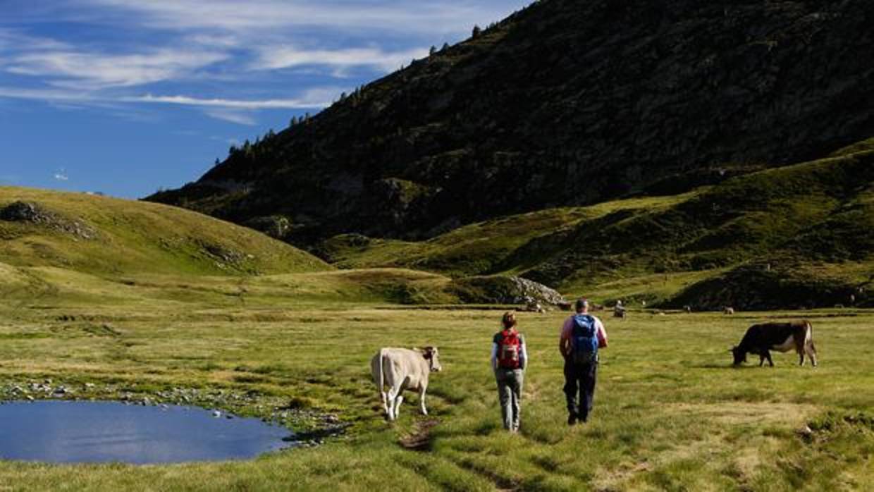 Fotografía de archivo de dos excursionistas en Naut Aran, en Val d'Aran (Lleida)