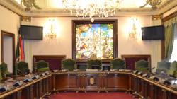 Vista interior del salón de plenos del Ayuntamiento de Pamplona