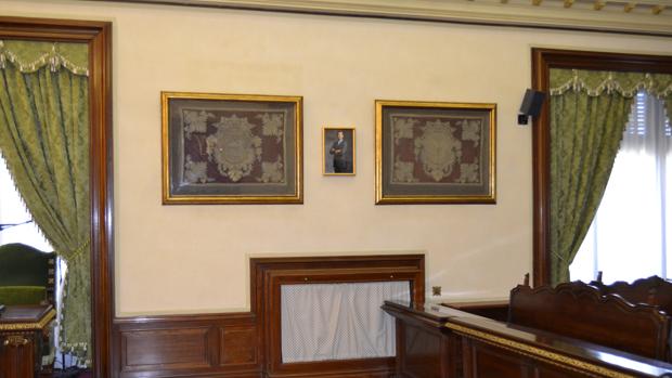 El alcalde de Pamplona reduce el retrato del Rey en el salón de plenos a la mínima expresión