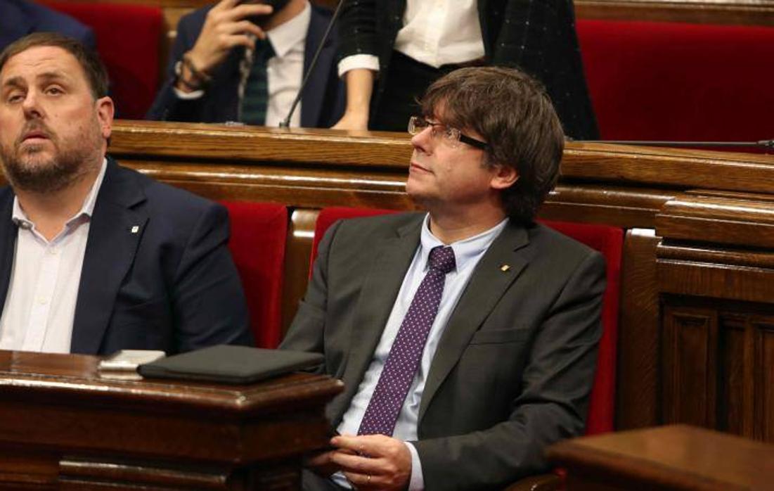 Puigdemont y Junqueras en el Parlamento catalán tras la aprobación de la ley del Referéndum