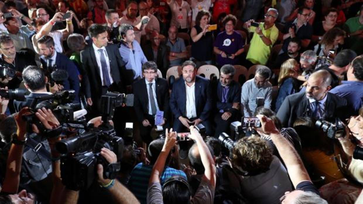 Puigdemont y Junqueras, en el primer acto de la campaña ilegal del 1-O