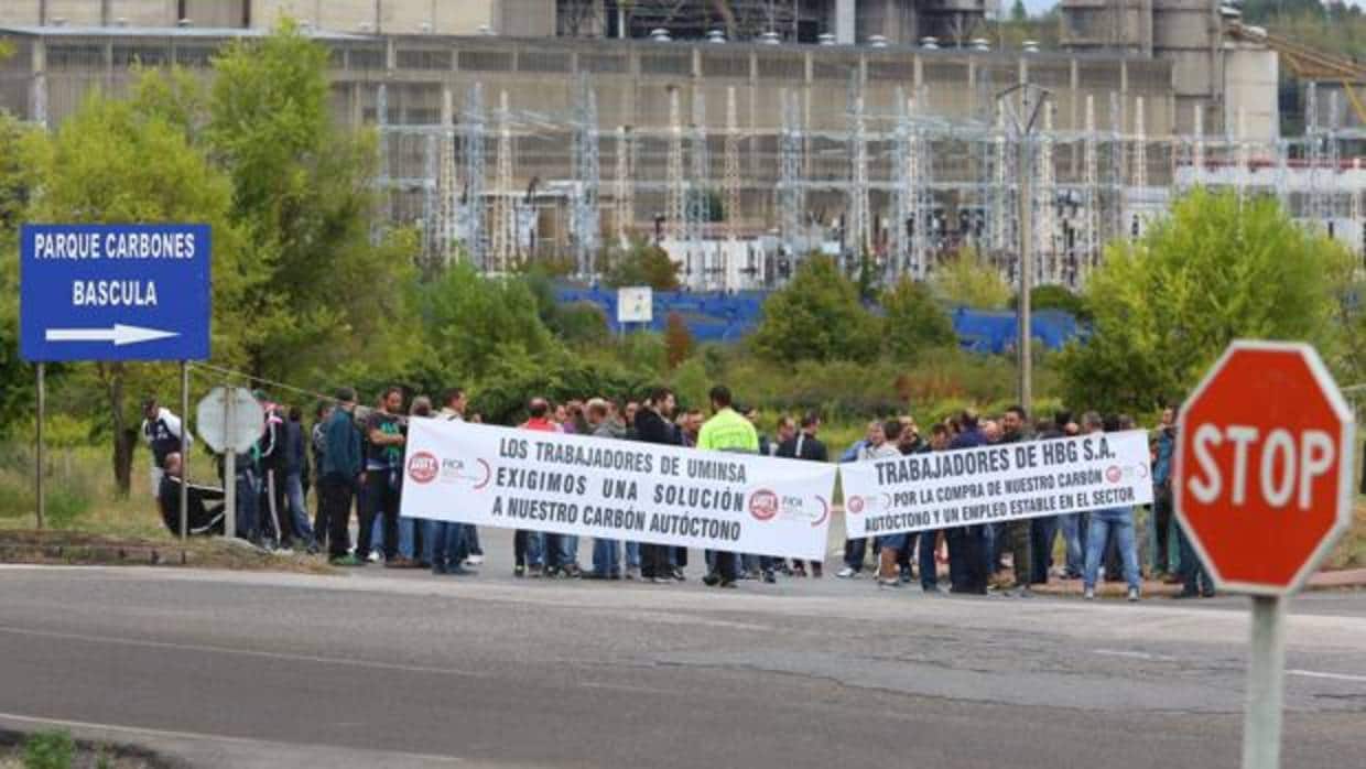 Casi un centenar de trabajadores de las empresas mineras Uminsa e Hijos de Baldomero García