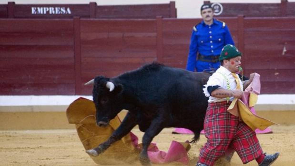 Un enanito torea a una becerra, bajo la atenta mirada de Rafael Celis, el último bombero torero