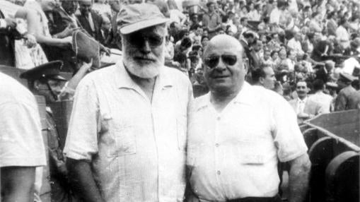 Pablo Celis, vestido de calle, con Hemingway en una imagen de 1960.