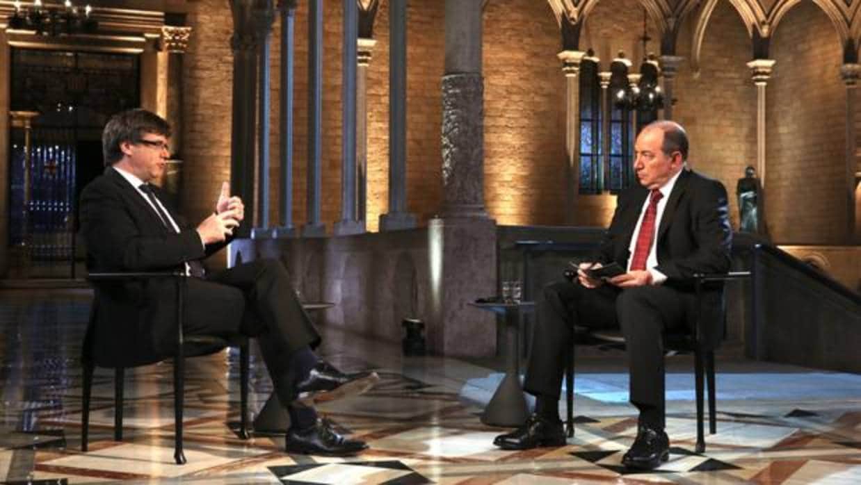El director de TV3, Vicent Sanchis, entrevista al presidente de la Generalitat, Carles Puigemont