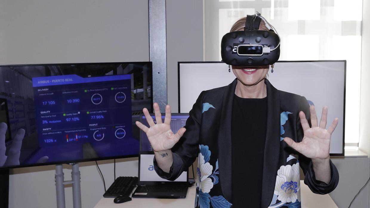 Cristina Cifuentes, con unas gafas de realidad virtual, en una de las start ups de la Fundación Telefónica