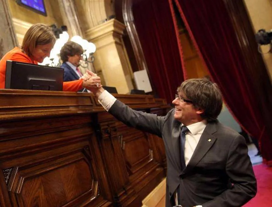 El presidente de la Generalitat Carles Puigdemont, saluda a la presidenta del Parlament Carme Forcadell
