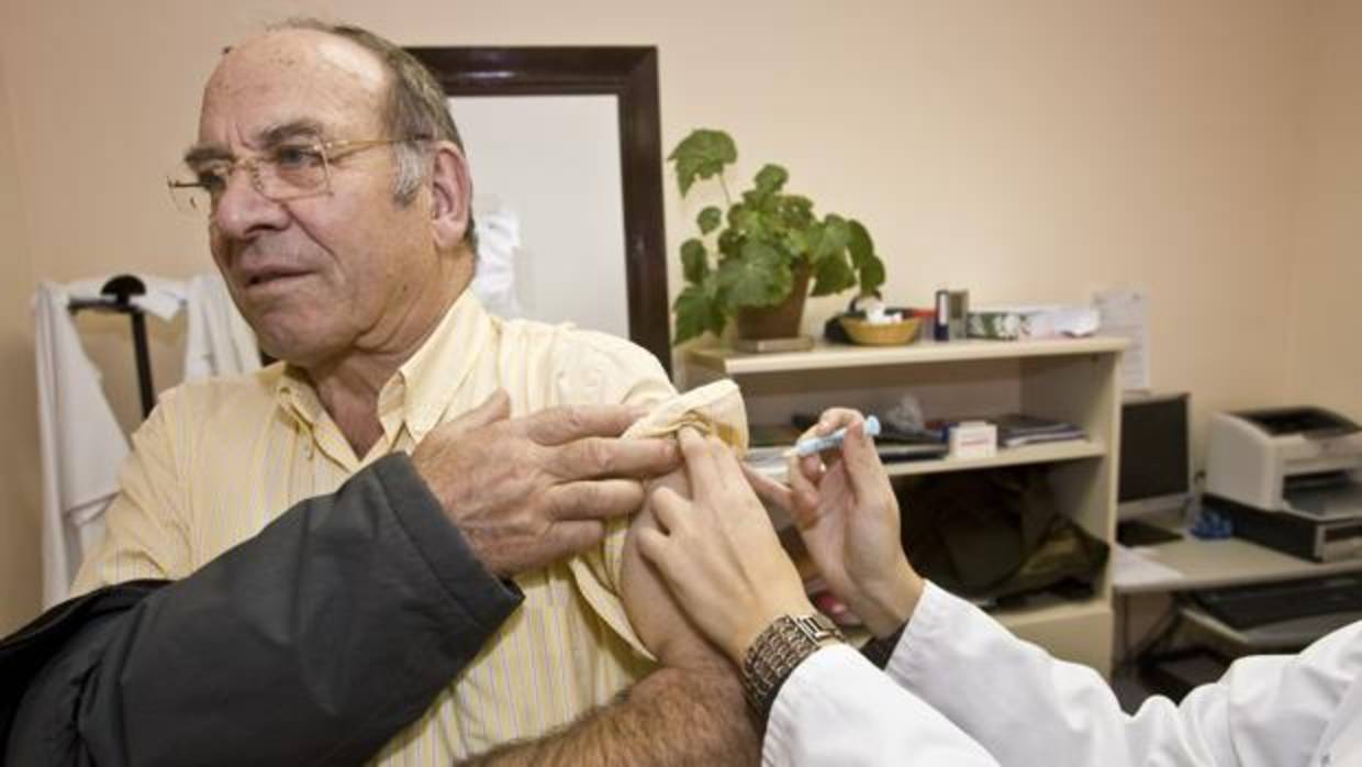 Un hombre se vacuna contra la Gripe A en un centro de salud de Zamora