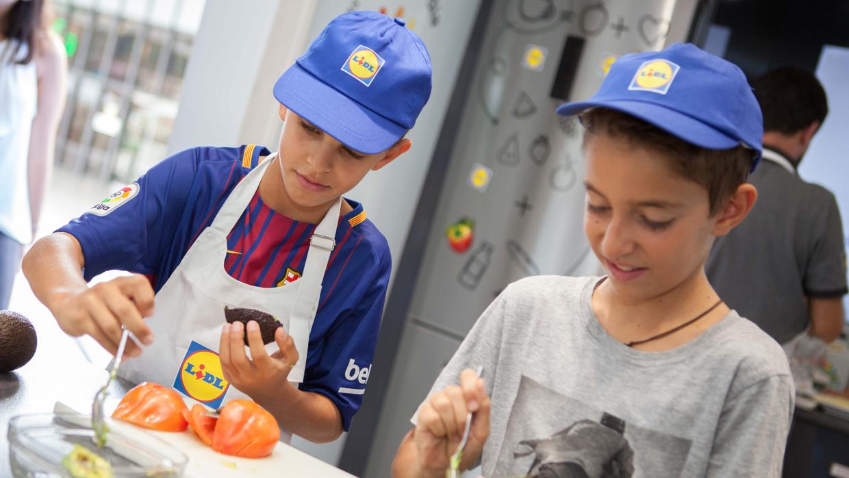 Dos niños participan en la campaña «Fórmula desayuno»