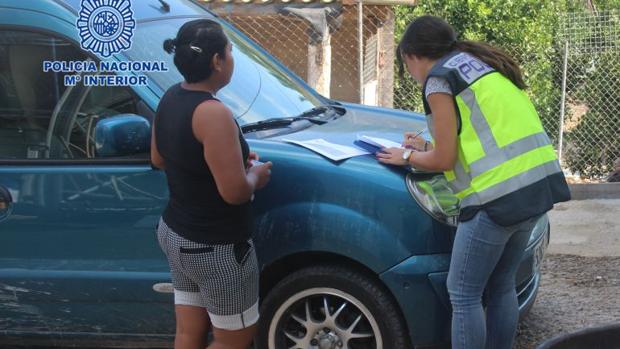 Detienen a un explotador por obligar a inmigrantes «ilegales» a esconderse de la Policía en el estiércol