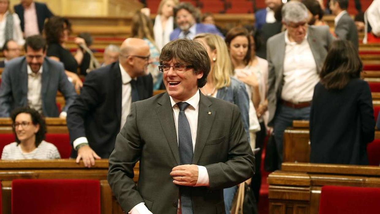 El presidente de la Generalitat, Carles Puigdemont, en el Parlament de Cataluña