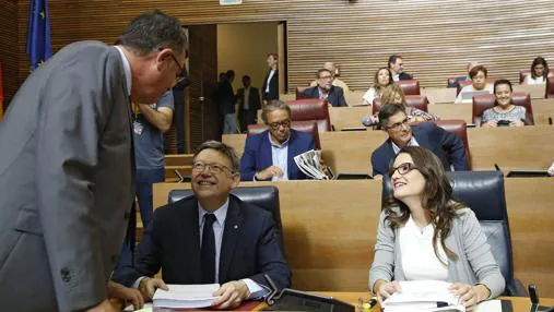 Imagen de Puig y Oltra durante el debate de Política General