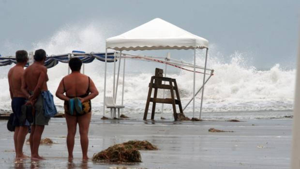 Imagen de archivo de un temporal en la playa de El Postiguet de Alicante