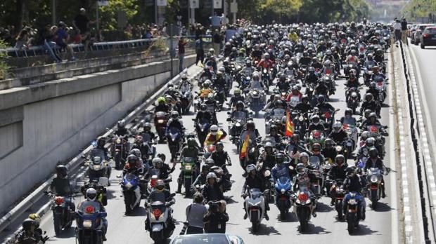 Miles de seguidores de Ángel Nieto inundan el Paseo de la Castellana