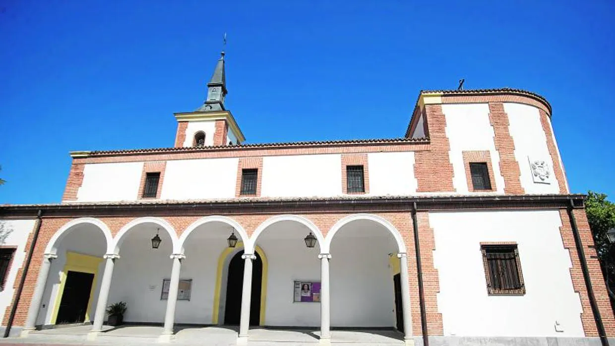 Fachada maestra de La Asunción de Nuestra Señora, en el centro de Aravaca