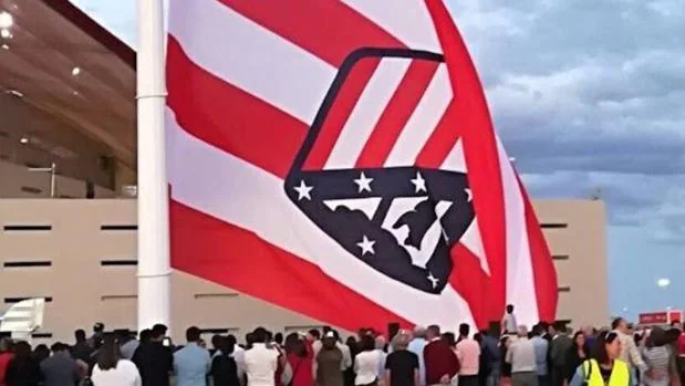 La bandera del Wanda Metropolitano, del revés, durante su estreno