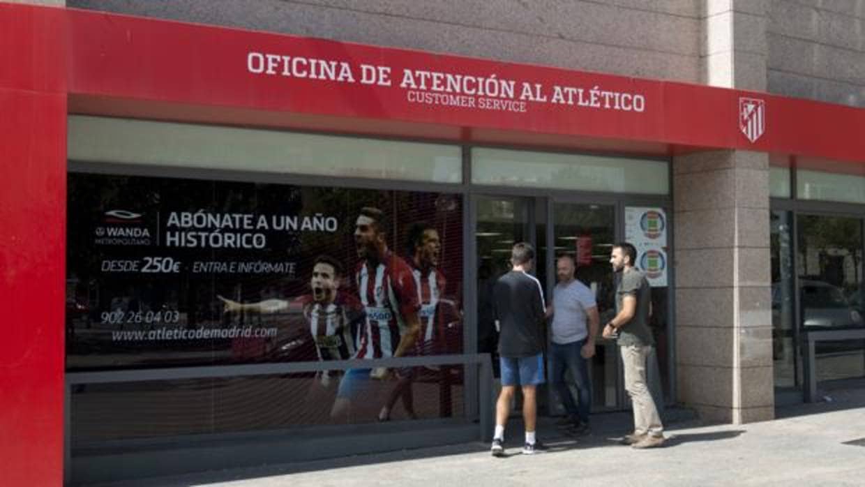 Un grupo de personas, ayer por la mañana, en la oficina de atención al atlético del Vicente Calderón