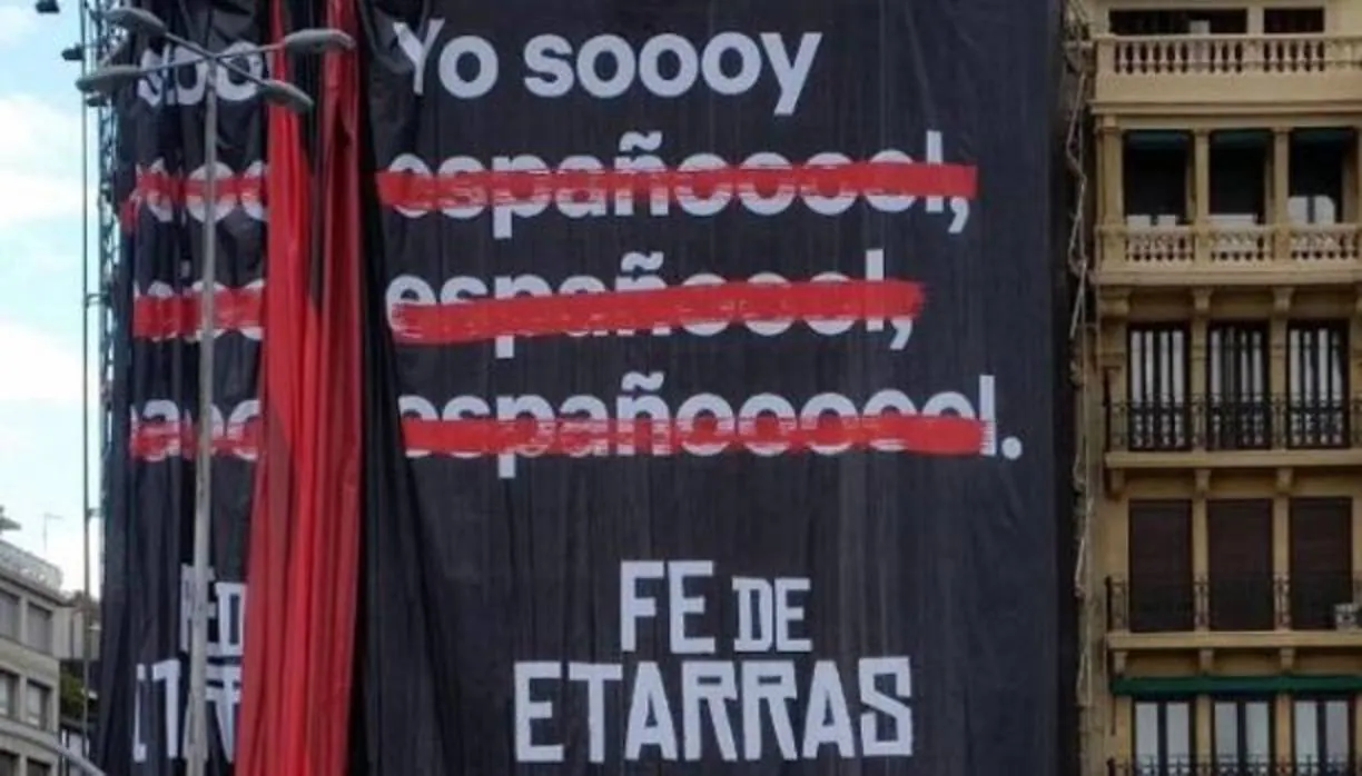 La pancarta con el anuncio de «Fe de etarras» en San Sebastián