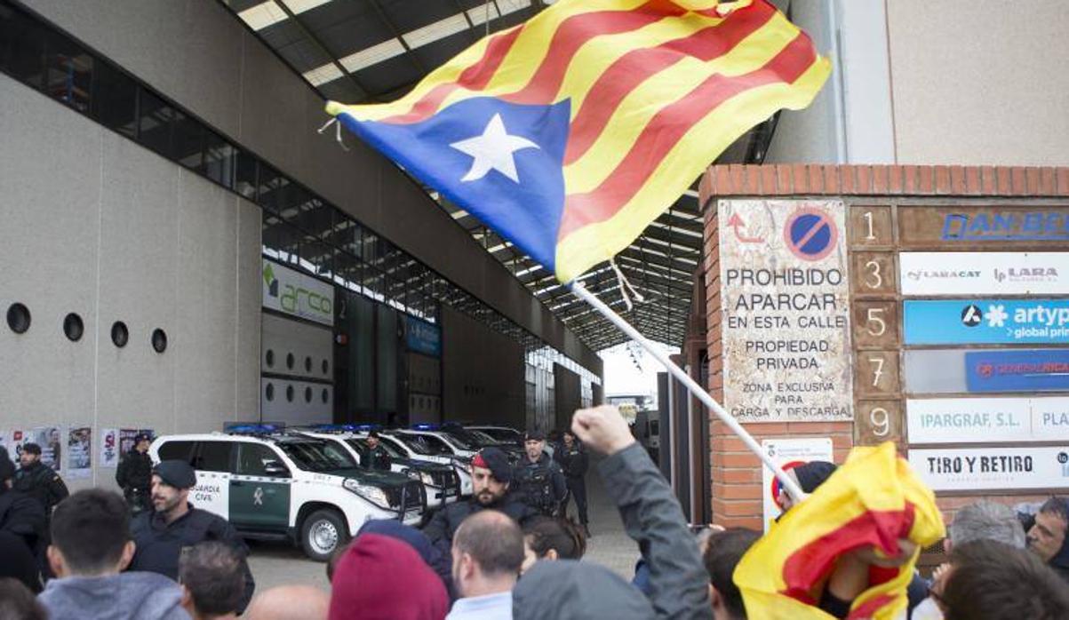 Agentes de la Guardia Civil entran en la imprenta Artyplan de Sant Feliu de Llobregat (Barcelona)