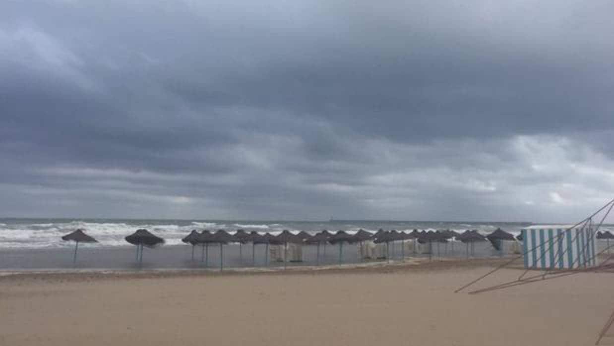 Imagen del temporal de este viernes en la playa de la Malvarrosa de Valencia