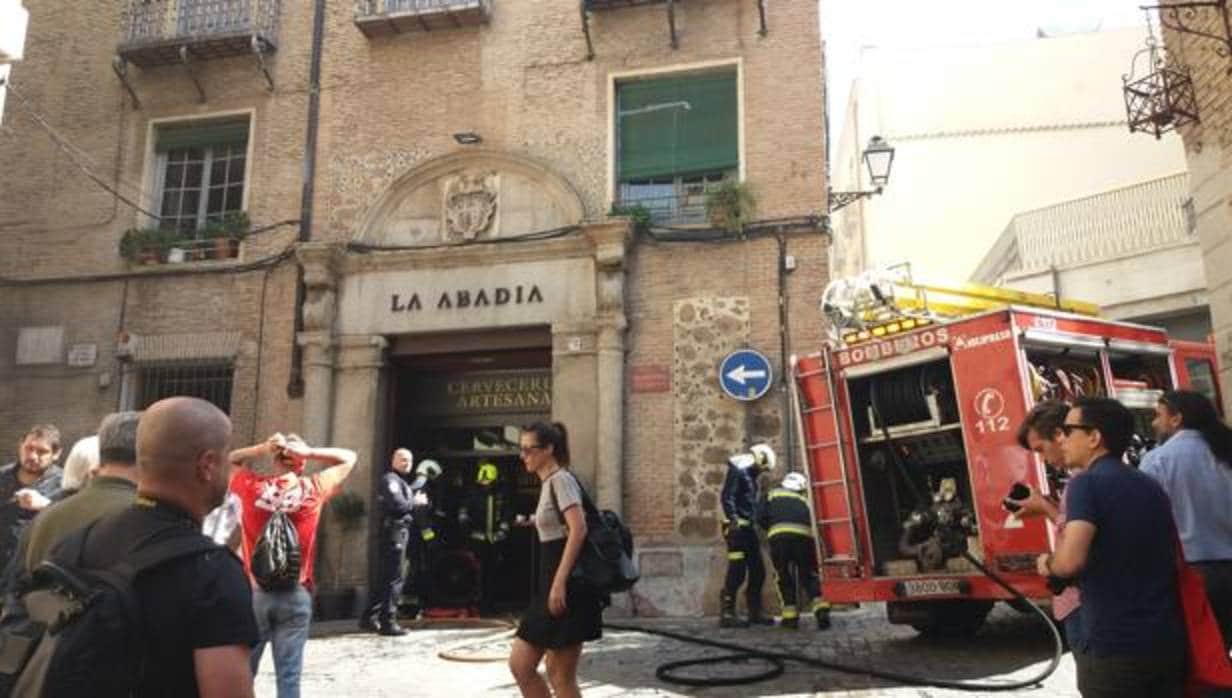 Los bomberos en la puerta del restaurante, en el corazón del Casco Histórico de Toledo
