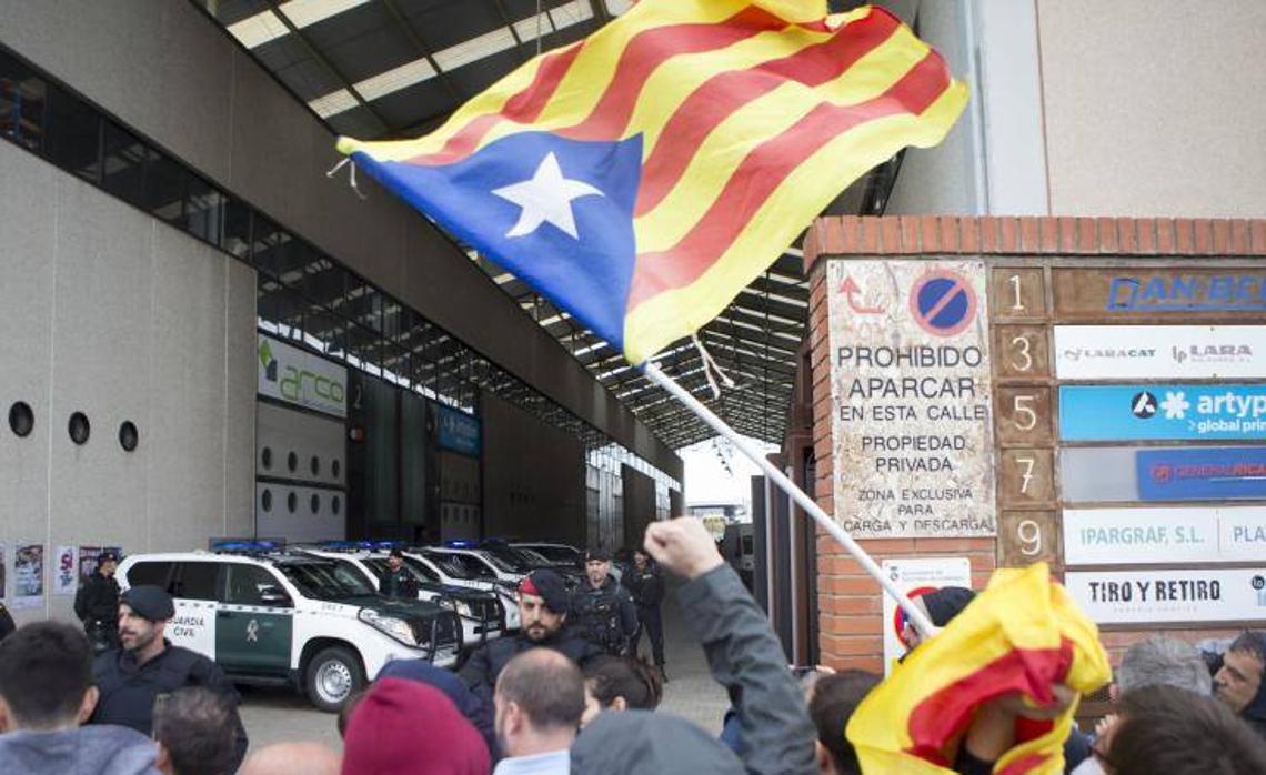 La Guardia Civil despliega un operativo en la imprenta Artyplan de Sant Feliu de Llobregat (Barcelona)