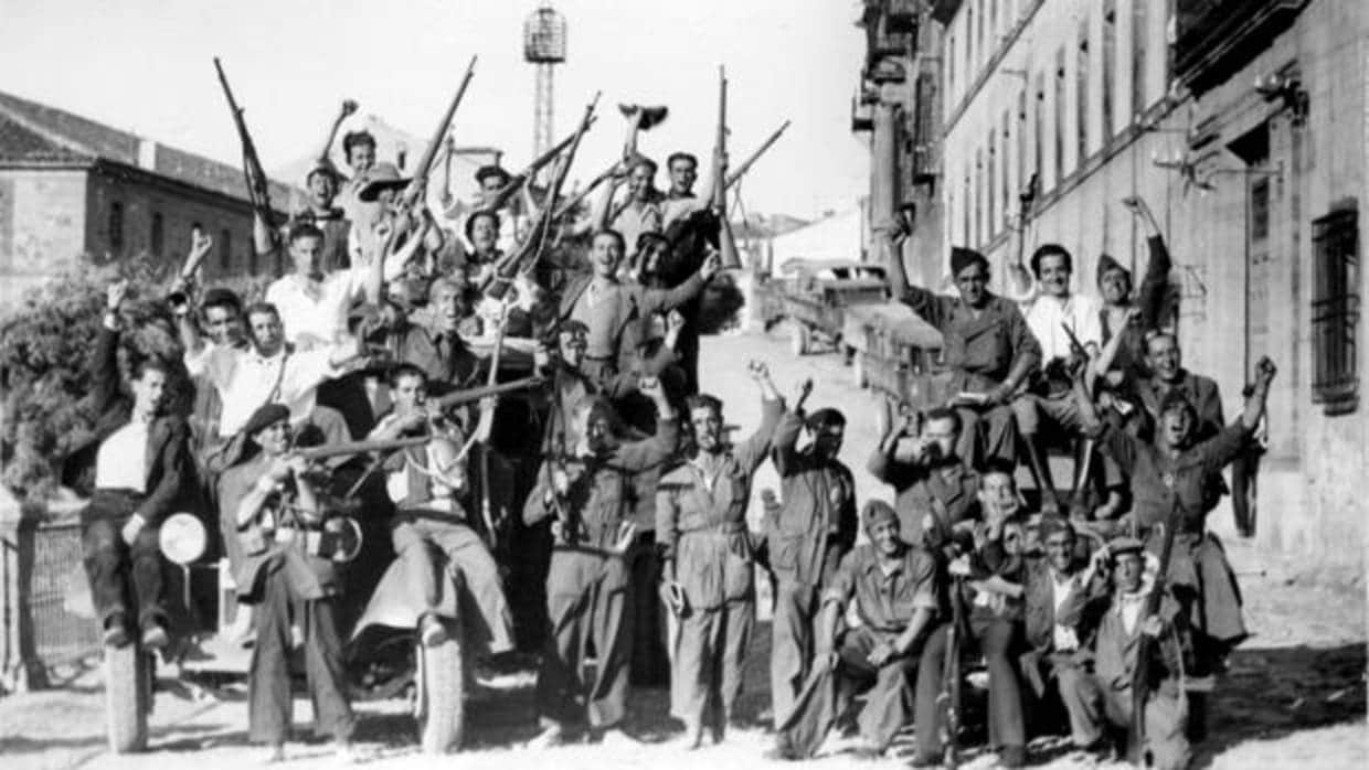 Fuerzas de la columna del sindicto ferroviario, con armamento y coches cogidos a los Nacionales en una intervención por tierras manchegas